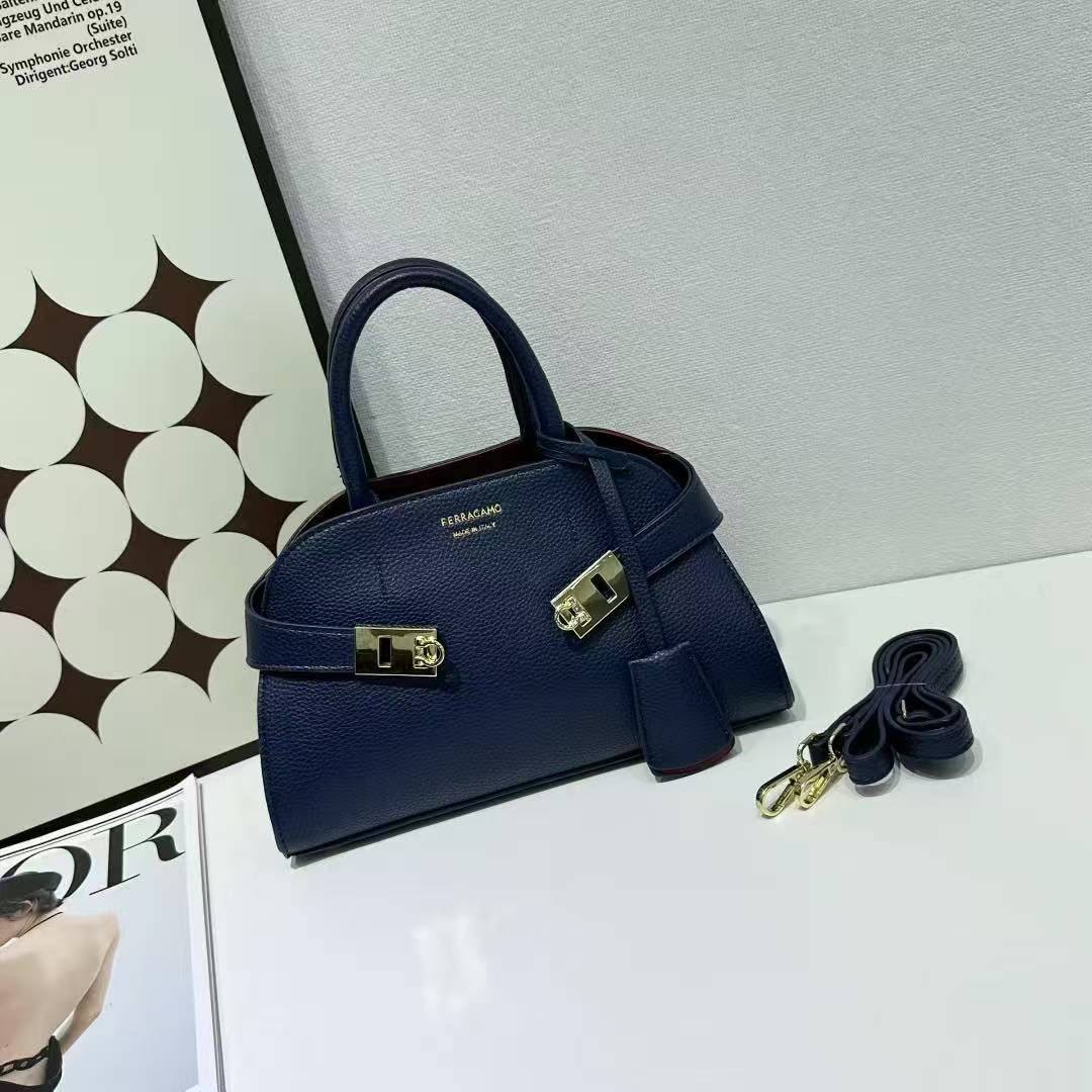 FERRAGAMO
GOOD QUALITY 
120 dhs✅

Zain39
♥️♥️♥️