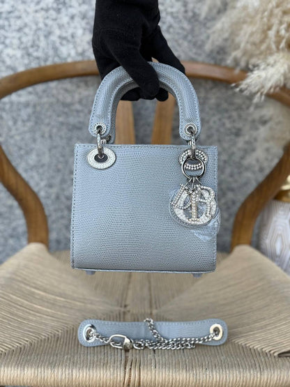 DIOR
17cm
340 dhs✅
Top quality 
With box🎁

Zain167
♥️♥️♥️