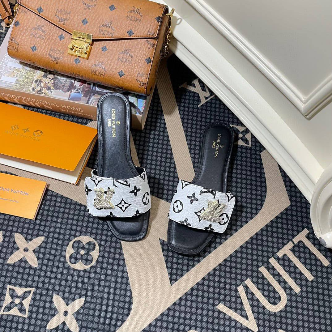 LV
Size 36-42 
100 dhs✅

Zain131
♥️♥️♥️