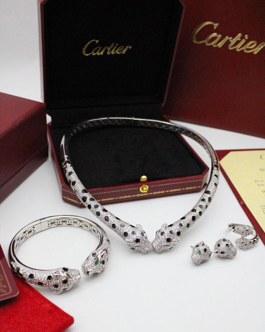 CARTIER MASTER✨💫
SET 
NECKLACE 
BANGLE 
EARRING 
RING 
380 DHS🇦🇪🇦🇪✨💫

Zain89
♥️♥️♥️