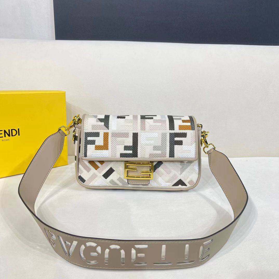 Fendi
high quality 

130 dhs🪙🖤

Withbox
🎁🎁🎁

Zain143
♥️♥️♥️