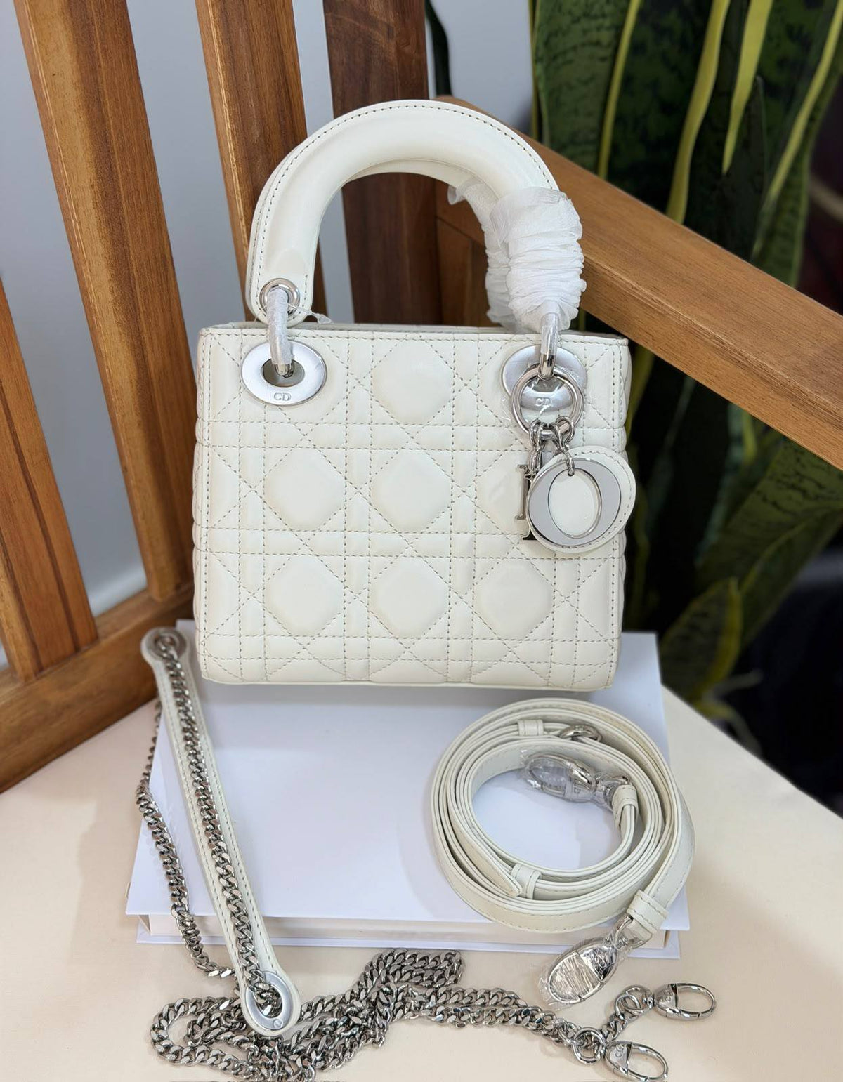 DIOR 
Super Master Quality 
Original Packing 
17cm

For Price 👇 WhatsApp✅
0568585901 
0507557372
0552275751 Owner Zain 👌

Zain321
♥️♥️♥️