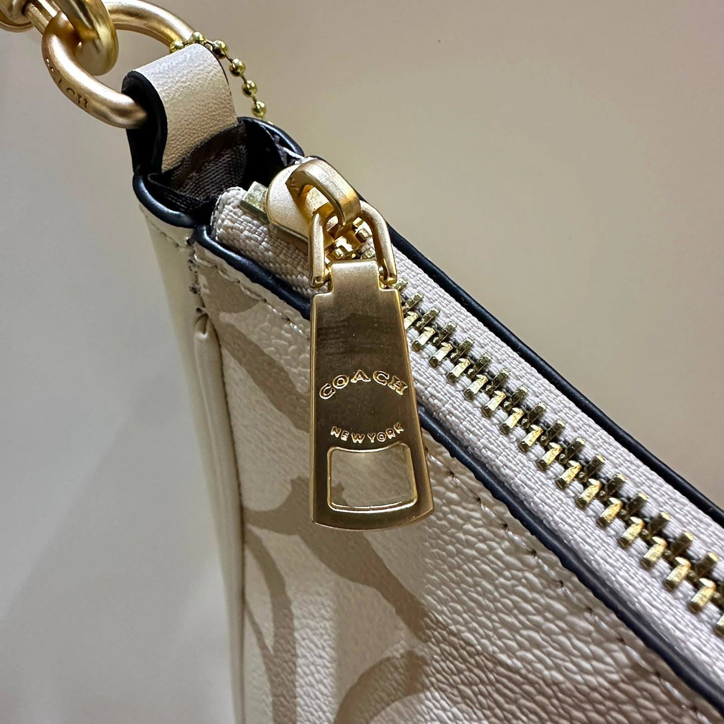 COACH 
HIGH QUALITY 
WITH BOX 
120 dhs🇦🇪🇦🇪

Zain39
♥️♥️♥️