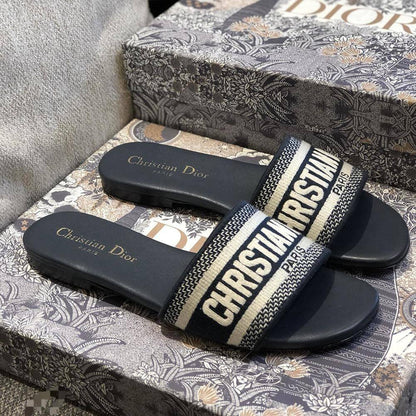 DIOR 
☘️ *SIZE  36  to 41 ☘️                                                                                                       
180 dhs👑

Zain224
♥️♥️♥️