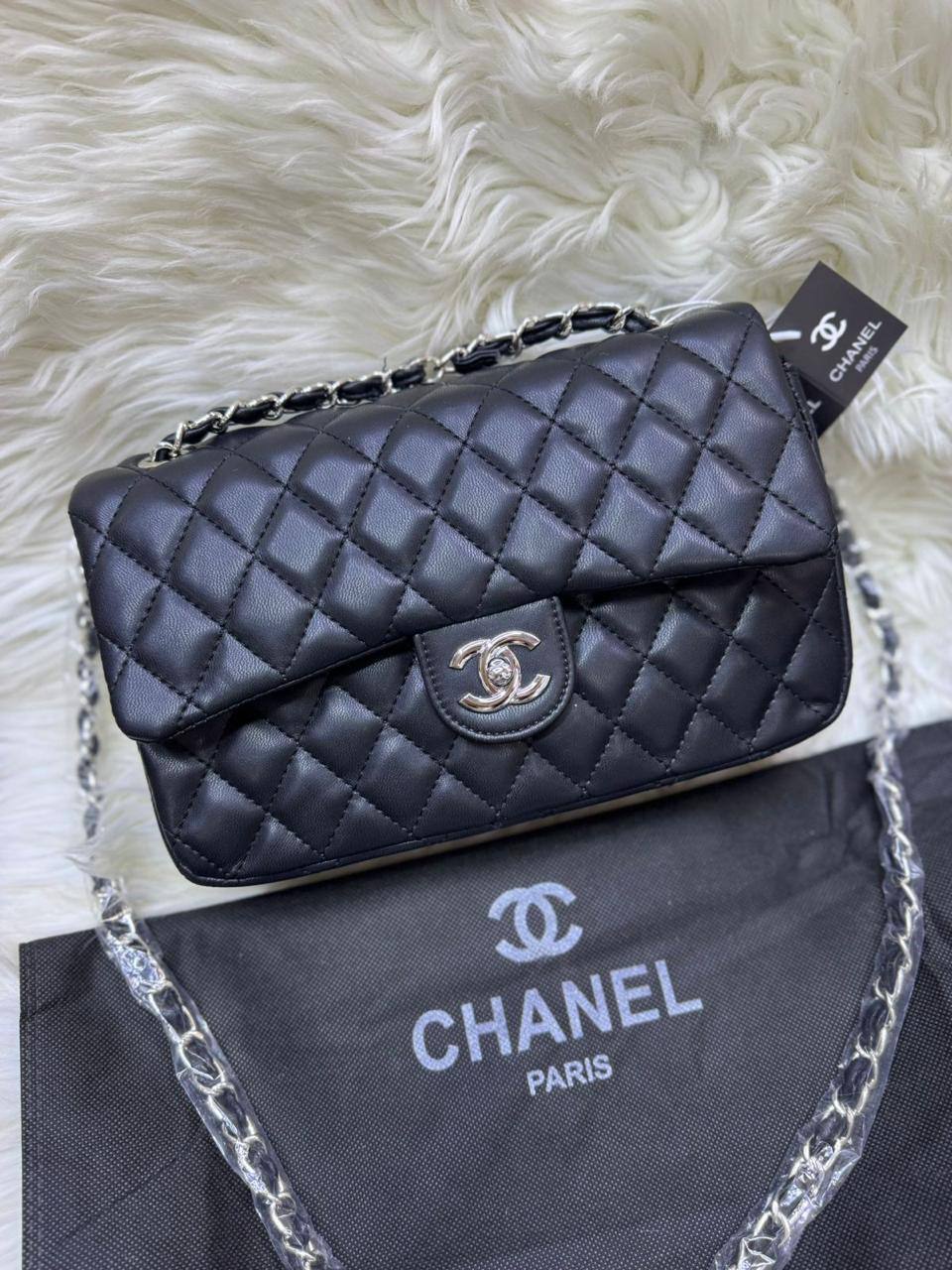 💎 Chanel CF
1⃣️ First quality +🎁
Size : 26 * 17 cm
95 dhs❣️
with box 🎁

Zain115
♥️♥️♥️