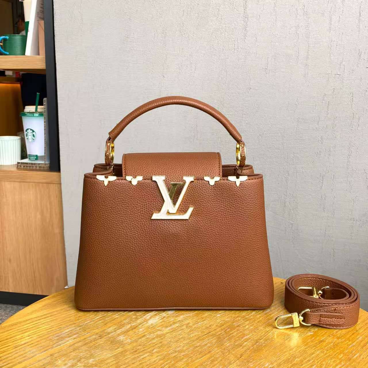 LV 

With box
🎁🎁🎁

125 dhs🇦🇪

size 27cm🌹🌹

Zain161
♥️♥️♥️