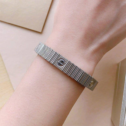 Cartier ❤️‍🔥
Bracelet 🔥
Stainless steel 💯
With black boxes 🗃️ 

30 dhs 🇦🇪🇦🇪 
With normal boxes 📦 

And paper bag 🛍️
35 dhs🇦🇪🇦🇪

Zain216
♥️♥️♥️
