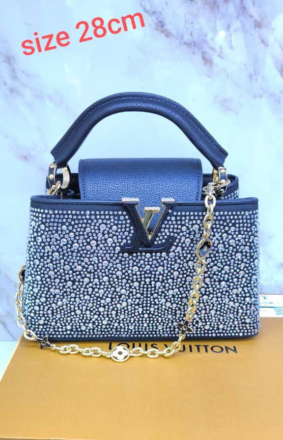 LV

Good Quality 

With Box 
🎁🎁🎁
Big 115 dhs🪙🖤

With Box 
🎁🎁🎁
Small 110 dhs🪙🖤

Zain250
♥️♥️♥️