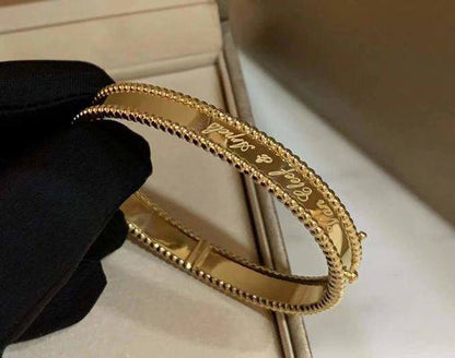 *Van Cleef & Arpels signature❤️‍🔥*
VCA
Bangle 🦋
Master quality 🍁
With normal boxes 🗃️ 
65 dhs✅
With master box 📦 
100 dhs✅

Zain216
♥️♥️♥️