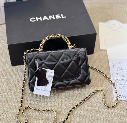 CHANEL

 NEW CAME GOOD QUALITY 
WITH BOX 
🎁🎁🎁

100 dhs🌺

Zain39
♥️♥️♥️