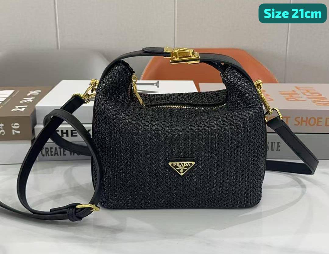 Prada
Good quality 

with box 🎁🎁🎁

95 dhs💓

Zain186
♥️♥️♥️