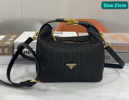 Prada
Good quality 

with box 🎁🎁🎁

95 dhs💓

Zain186
♥️♥️♥️