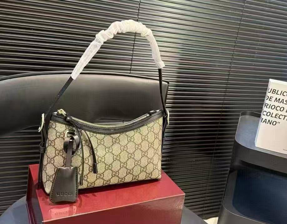 GUCCI 

NEW CAME 
GOOD QUALITY 

WITH BOX 
90 dhs🇦🇪🇦🇪

Zain295
Zain17
♥️♥️♥️