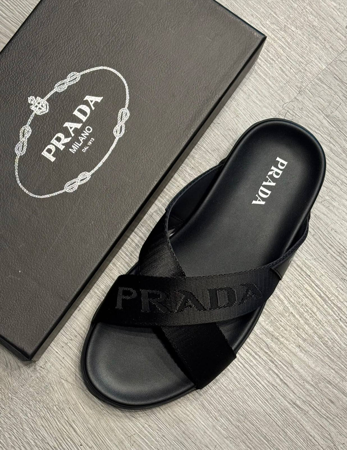 Prada

40 TO 45
115 dhs🇦🇪🇦🇪

Zain183
♥️♥️♥️