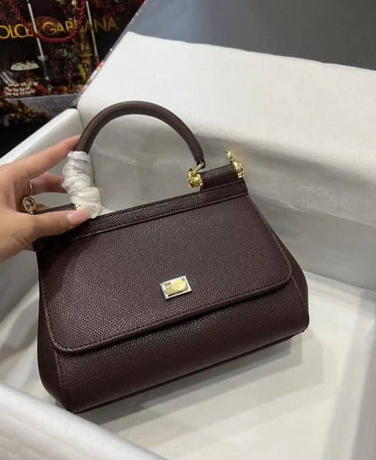 D&G
100 dhs✅
size：22cm
good-quality

with box

Zain35
♥️♥️♥️
