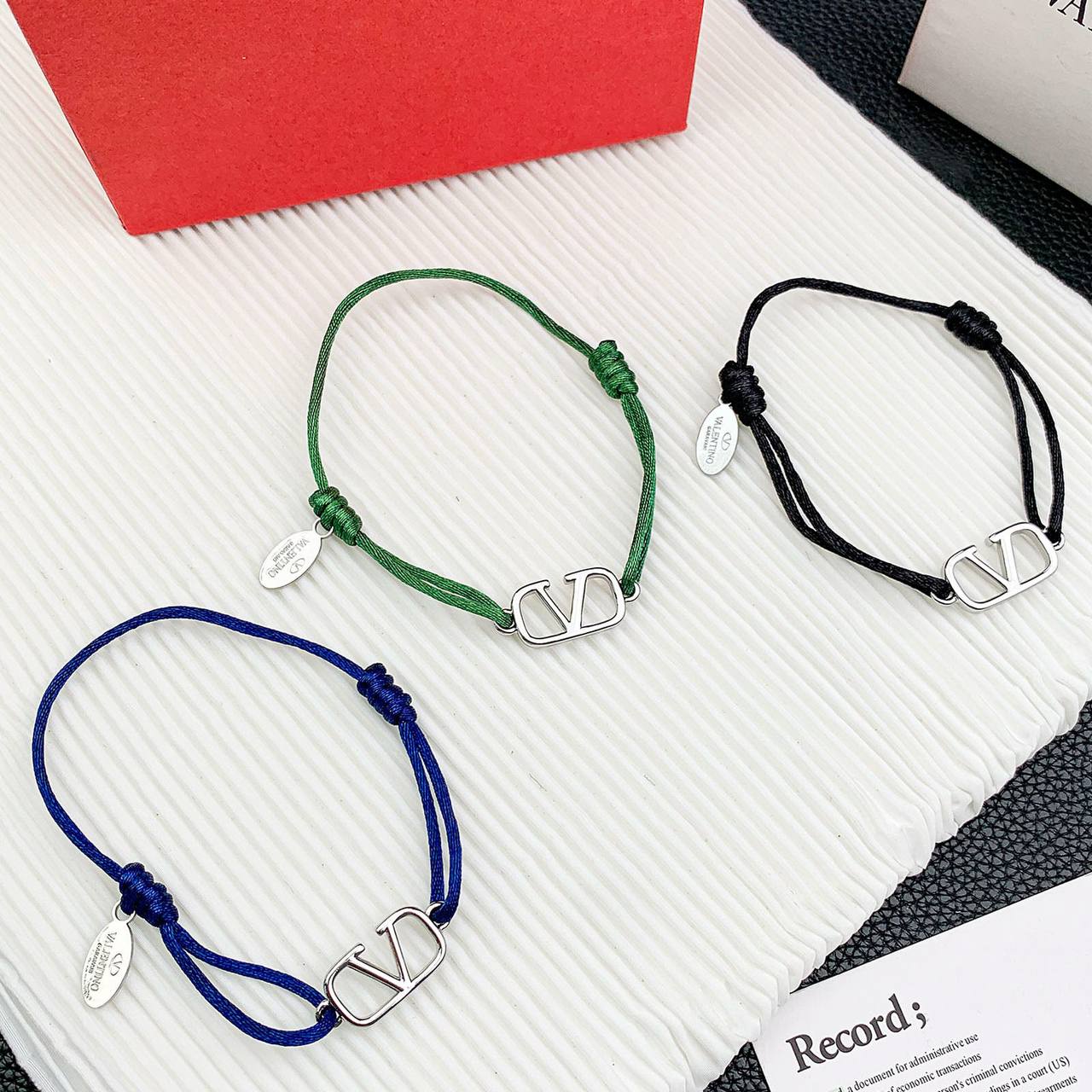 VALENTINO 
BRACELET
UNISEX
45 DHS🇦🇪🇦🇪 
WITH BOX AND PAPER BAG🎁🛍️

Zain89
♥️♥️♥️