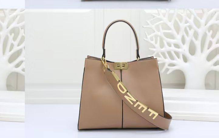 Fendi
105 dhs❣️

Zain190
♥️♥️♥️