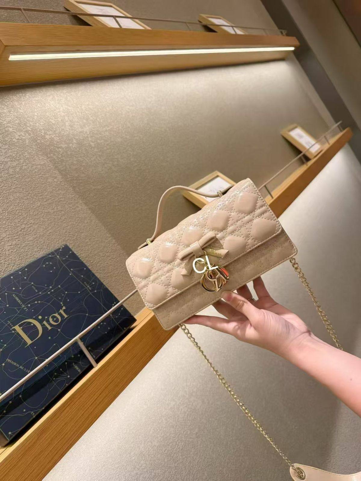Dior
125 dhs✅
with box

Zain143
🌺🌺🌺