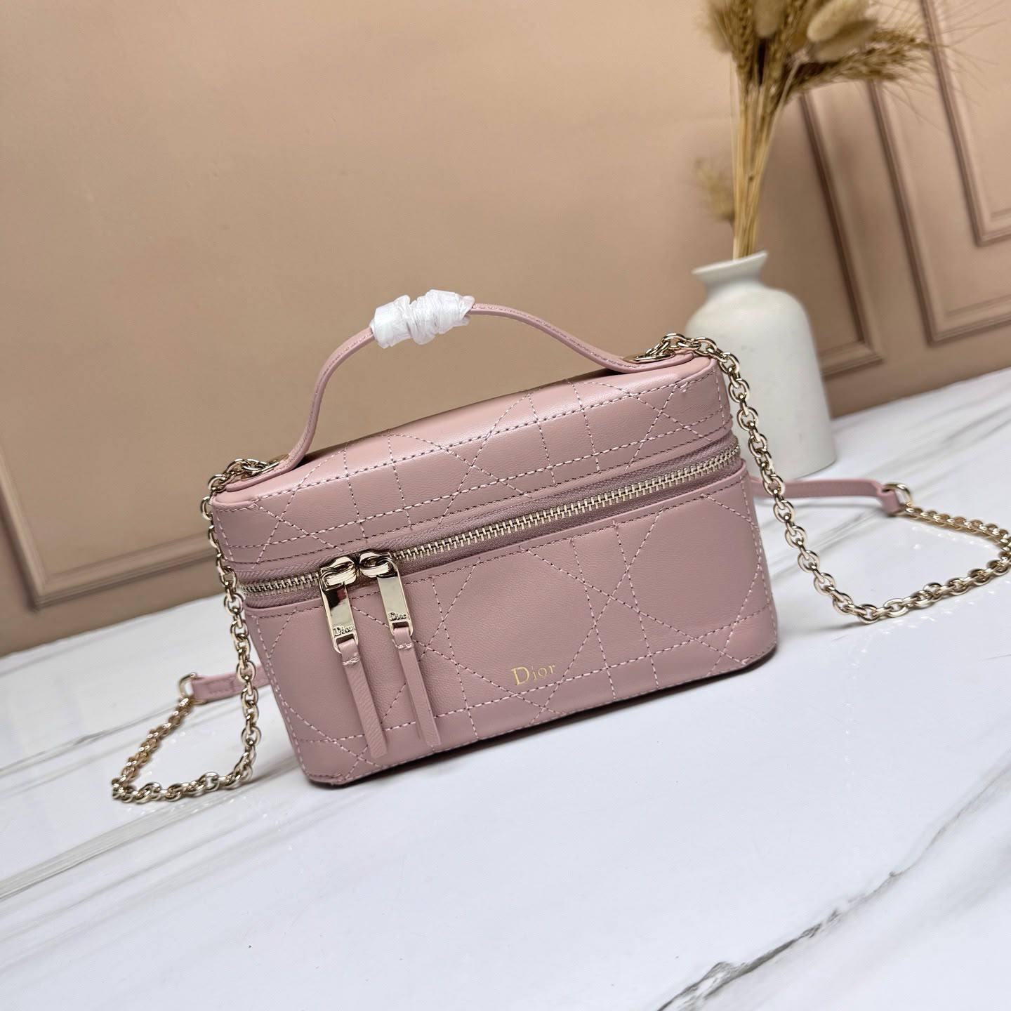 Dior
Master✅✅
270 dhs🇦🇪🇦🇪
#19cm🥰🥰

Zain228
♥️♥️♥️