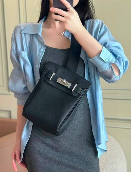 HERMES 

NEW DESIGN 

GOOD QUALITY 

WITH BOX 

110 DHS🇦🇪🇦🇪🇦🇪
Zain295
♥️♥️♥️