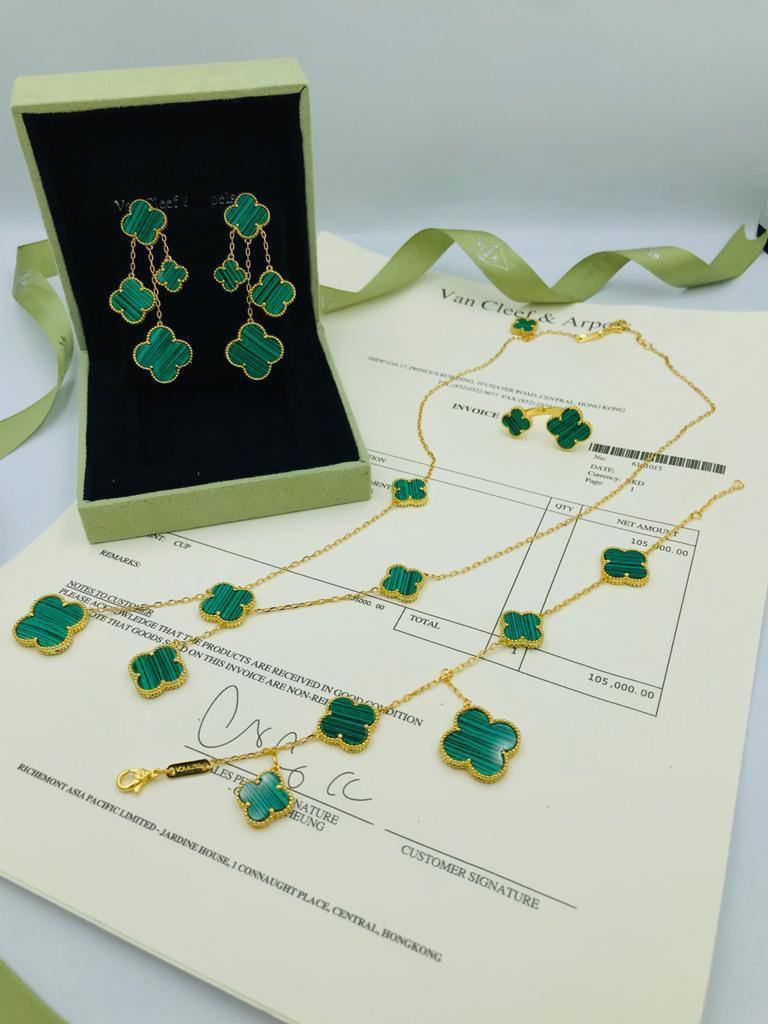 VCA Set 🌼💫
*NECKLACE 6 FLOWER*
*BRACELET 5 FLOWER*
*EARRING 4 FLOWER*  
 *Ring 2 Flower*
250 dhs✅
       _*WITH*_
         *Box* 📦

Zain89
♥️♥️♥️