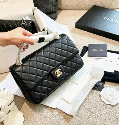 CHANEL NEW CAME HIGH QUALITY WITH FOLDING BOX 
130 dhs🇦🇪🇦🇪

Zain295
♥️♥️♥️