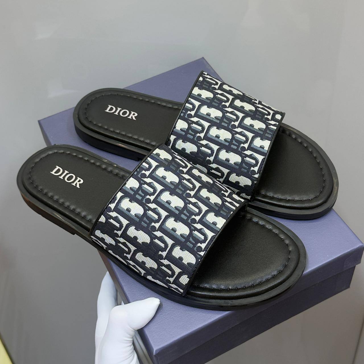Dior
MEN DIOR SLIPPER 
105 dhs🪙🌨️
SIZE -40 to 45 

Zain40
♥️♥️♥️