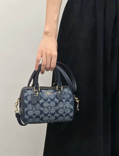 COACH 
GOOD QUALITY 
WITH BOX 
95 dhs✅
SIZE: 18cm

Zain39
♥️♥️♥️