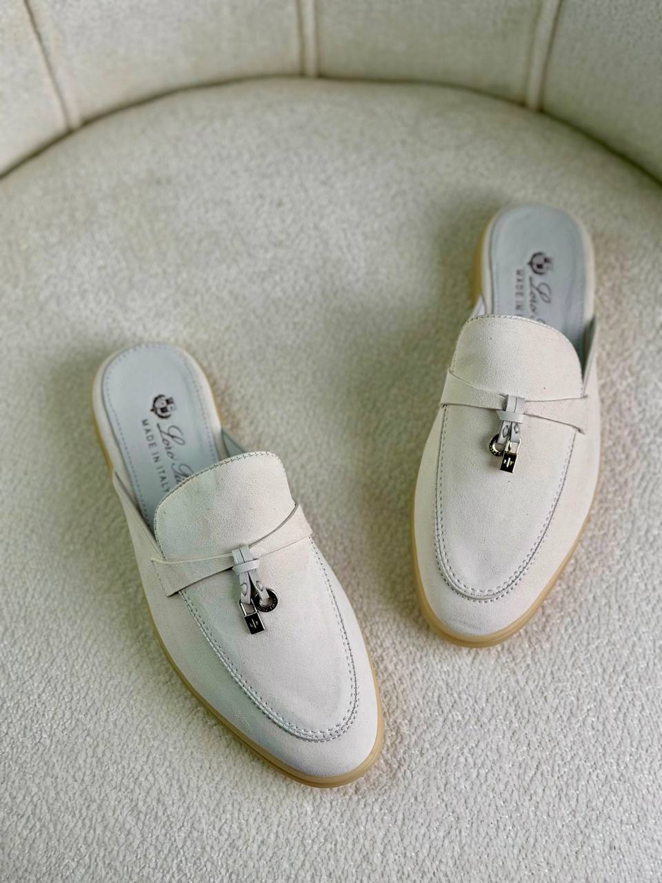 Loro Piana
Super *AAA* *+* Quality 💯 
With original packing🎁🎁
SIZE:36and41
Available now
450 dhs🇦🇪🇦🇪

Zain309
♥️♥️♥️