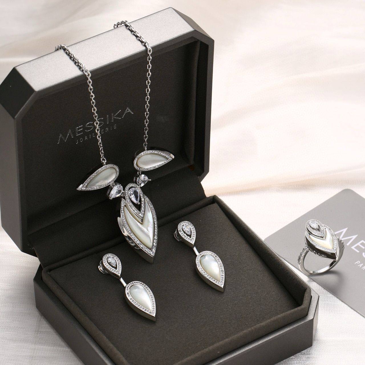 MESIKA SET 
Master Quality
NECKLACE
EARRING
RING
With normal box 
170 dhs🪙🌨️
With Master box 
230 dhs🪙🌨️

Zain89
♥️♥️♥️