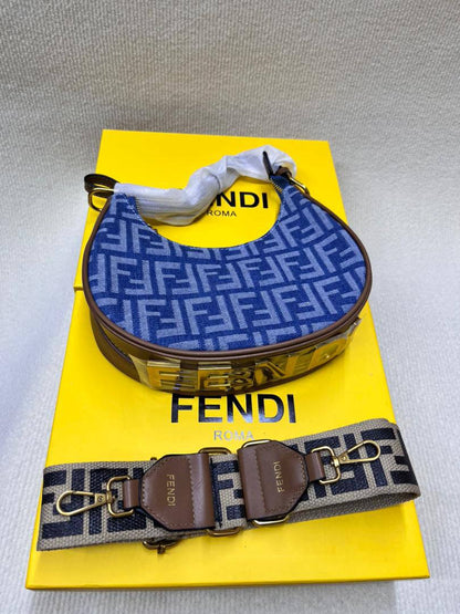 Fendi 
100 dhs✅

with box🎁

size 24cm

Zain213
♥️♥️♥️