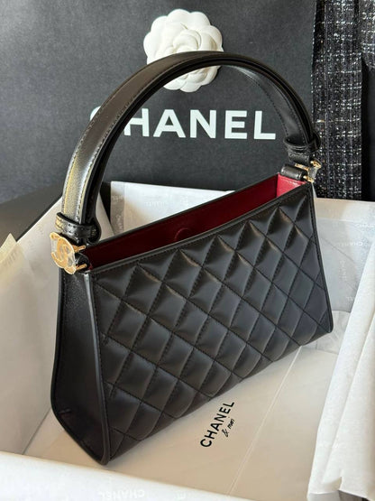 💖 Chanel 26x 
1️⃣ First quality +🎁
Size : 23 * 14 cm
90 dhs🇦🇪🇦🇪
with box

Zain115
♥️♥️♥️