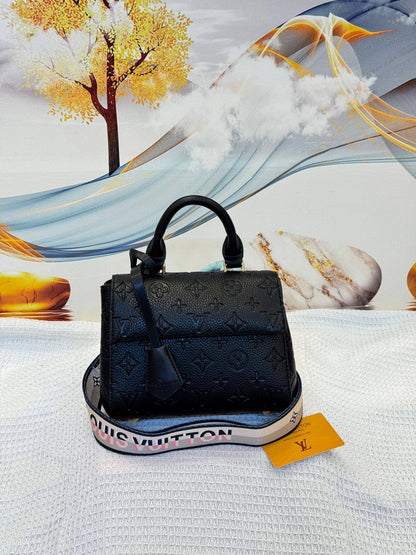 LV

Best quality 

with box

115 dhs🇦🇪🇦🇪

size 21CM

Zain290
♥️♥️♥️