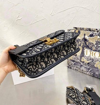 DIOR 
MASTER QUALITY
 SPECIAL OFFER 
WITH BOX  
210 dhs✅

Zain17
♥️♥️♥️