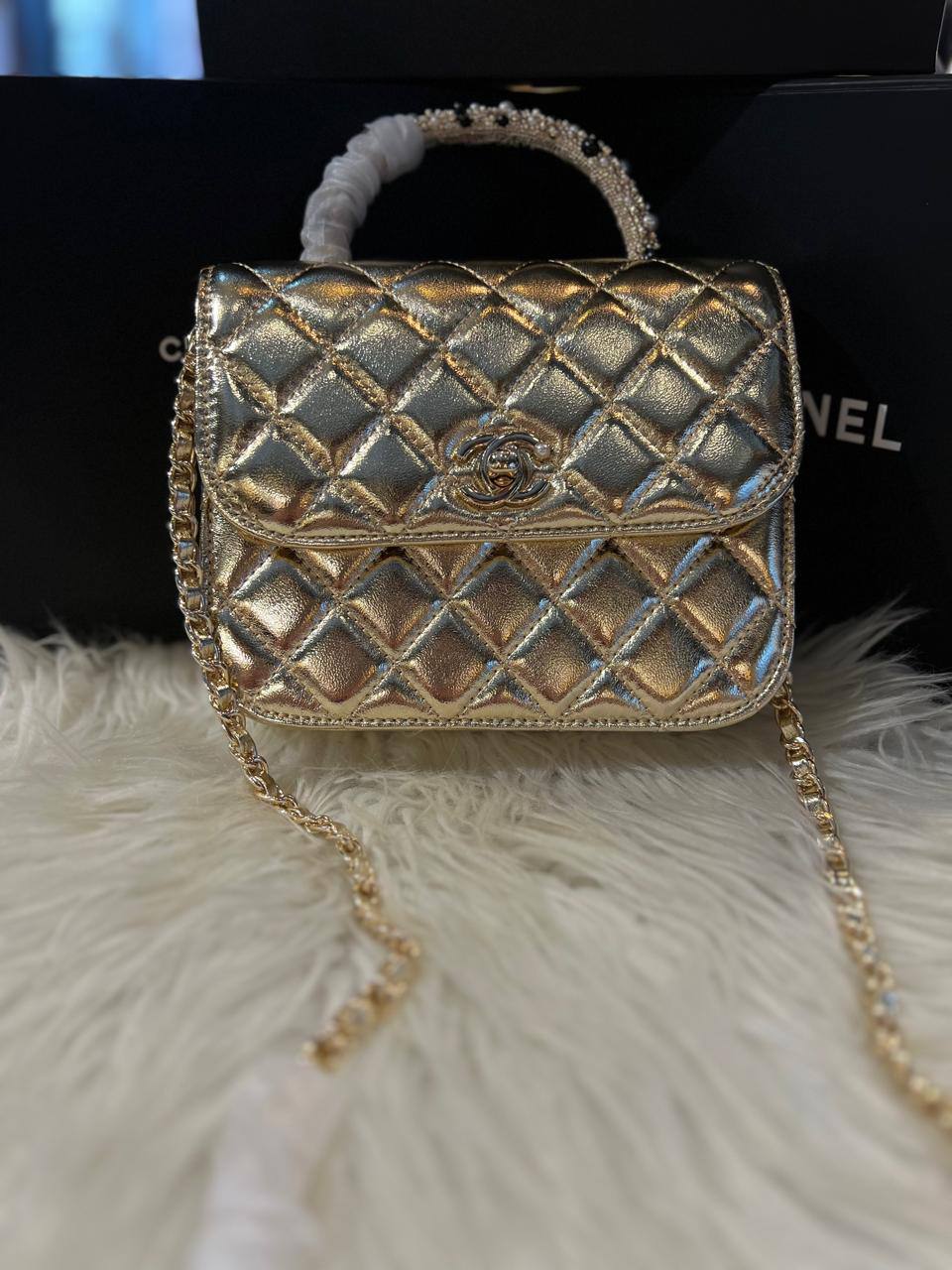 Chanel Clutch with chain
Master quality
18cm 

with box
🎁🎁🎁

210 dhs❣️

Zain95
♥️♥️♥️