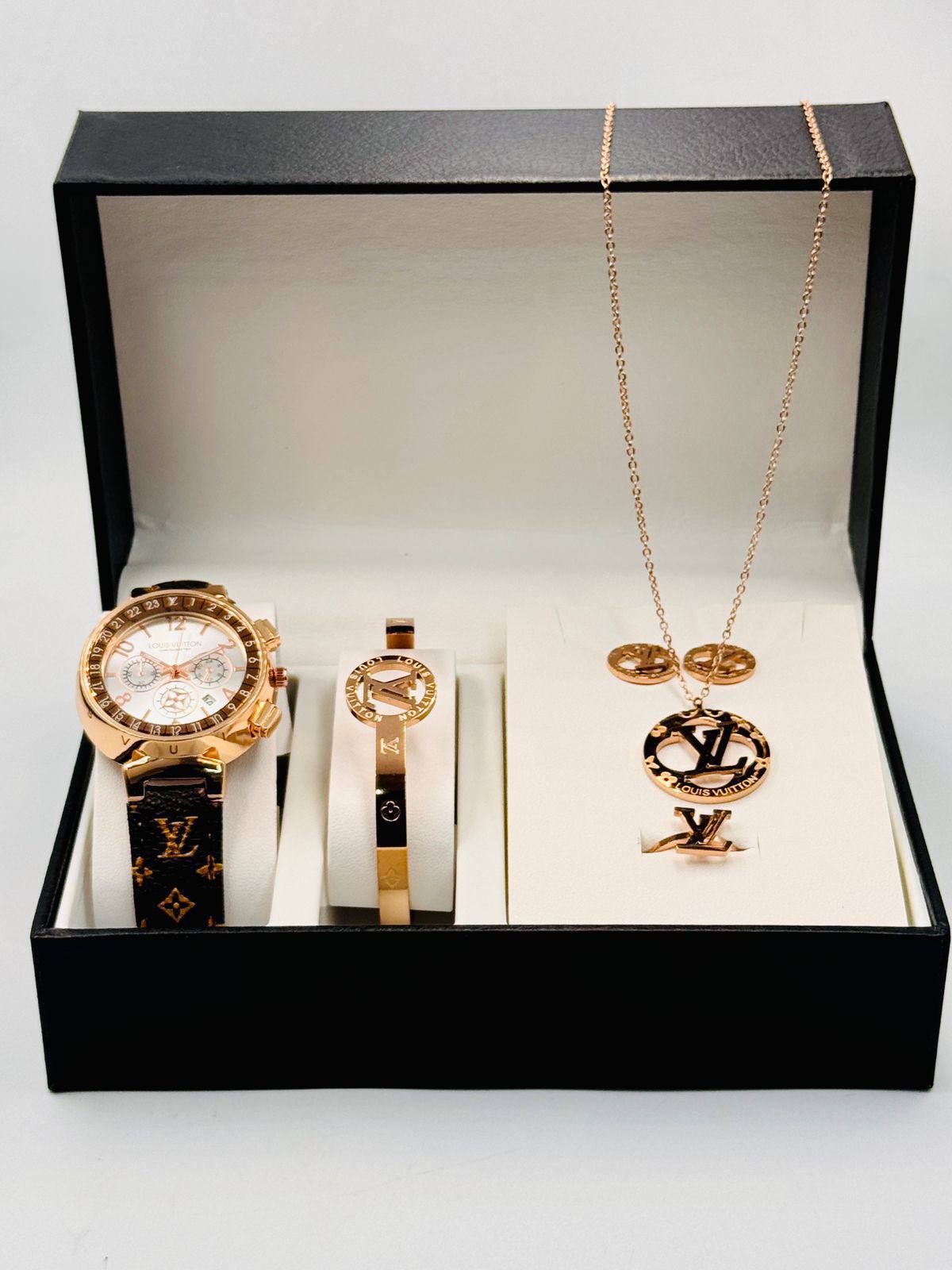 Ladies Set  

with box 
🎁🎁🎁

90 dhs❣️

Zain08
♥️♥️♥️