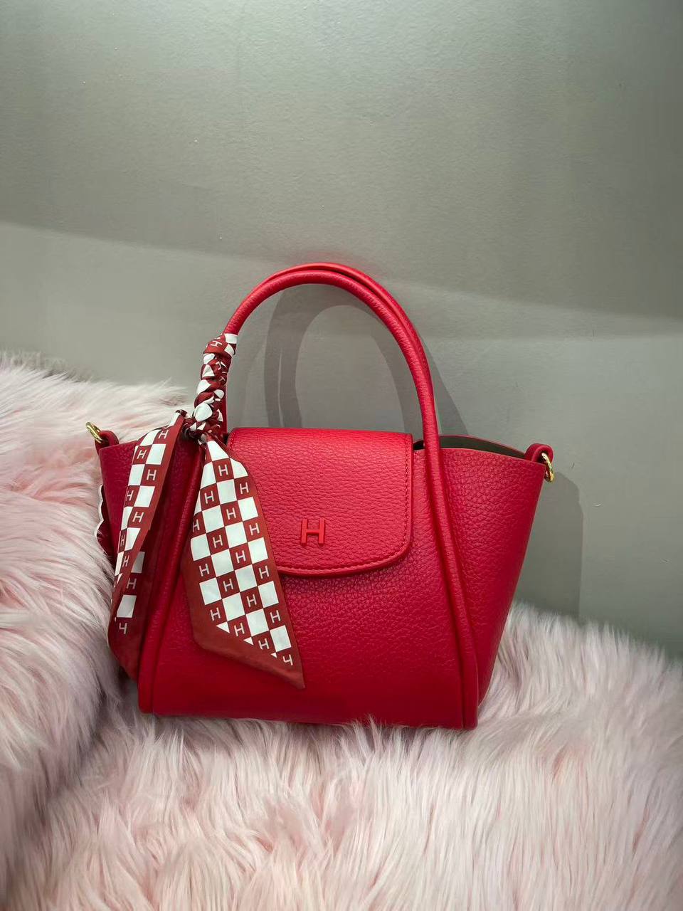 Hermes 
120 dhs💓
Size 24cm 🌹👈🤩

Zain161
♥️♥️♥️