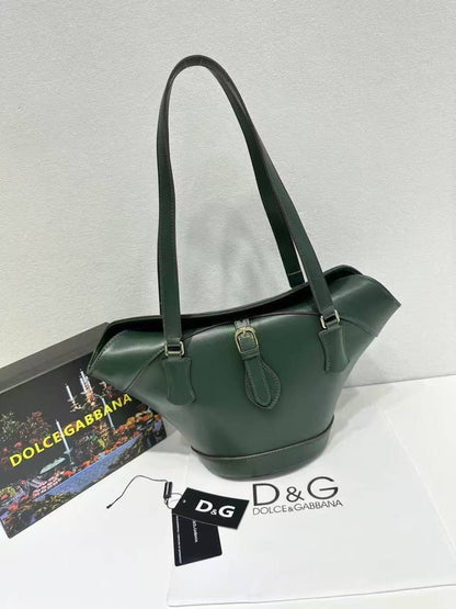 D&G
GOOD QUALITY 
105 dhs🪙🖤

Zain200
♥️♥️♥️