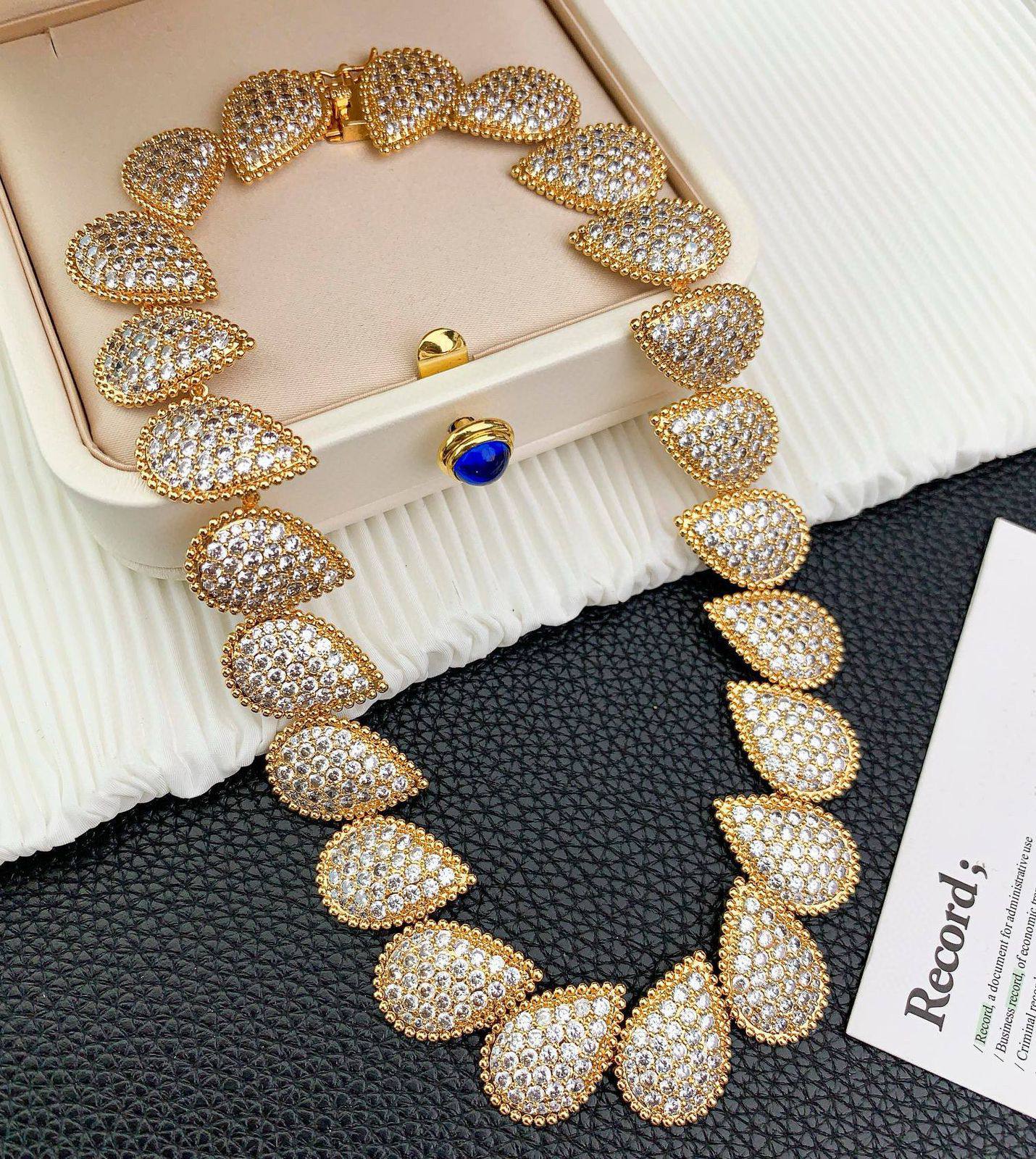 BOUCHERON ❤️‍🔥*
Necklace 🦋
Bracelet 🌊
Earring 🐦‍🔥
Master quality 💯
With normal boxes 🗃️ 
Offer price👇
300 dhs🪙🌨️
With master box 📦 
375 dhs🪙🌨️

Zain216
♥️♥️♥️