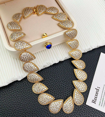 BOUCHERON ❤️‍🔥*
Necklace 🦋
Bracelet 🌊
Earring 🐦‍🔥
Master quality 💯
With normal boxes 🗃️ 
Offer price👇
300 dhs🪙🌨️
With master box 📦 
375 dhs🪙🌨️

Zain216
♥️♥️♥️