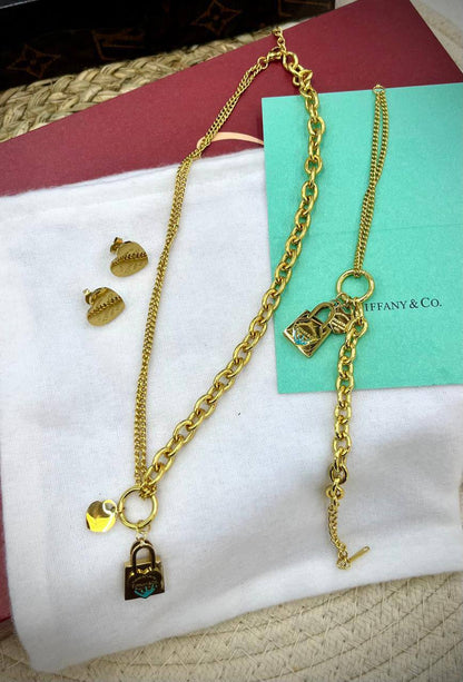 Tiffany set* 🍁
Necklace 
Earrings 
Stainless non tarnished 

40 dhs🪙🌨️
normal box 📦

Zain48
♥️♥️♥️