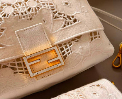 FENDI 

NEW DESIGN 

MASTER QUALITY 
WITH BOX 
295 dhs🇦🇪🇦🇪

Zain295
♥️♥️♥️