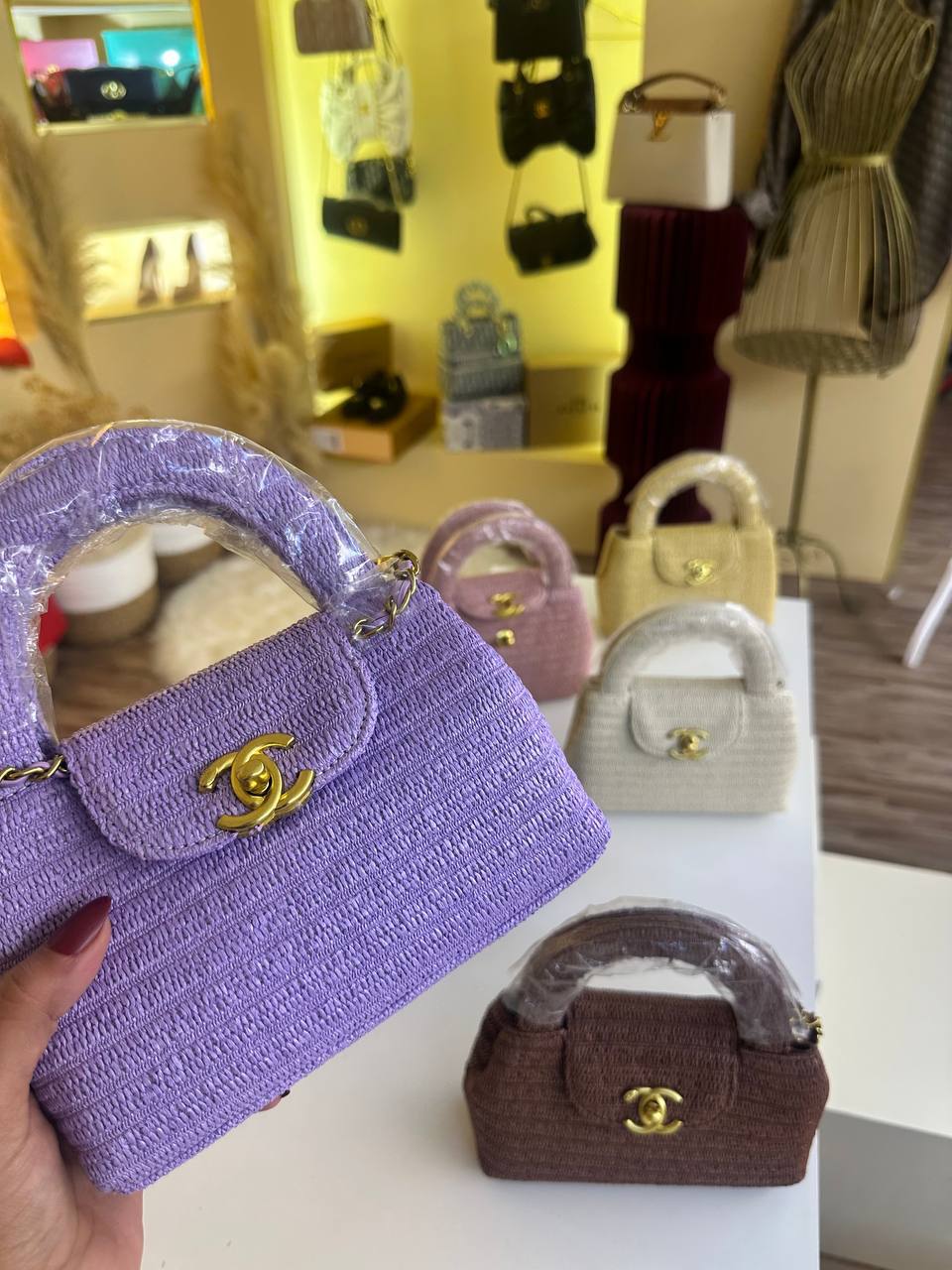 Chanel

100 dhs
With box

Zain44
♥️♥️♥️
Zc