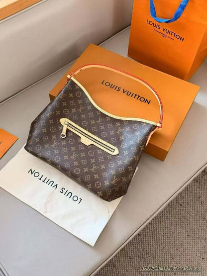 LV 

re stock 

Size 26cm  280 dhs
Size 35cm 300 dhs

Zain228

♥️♥️♥️