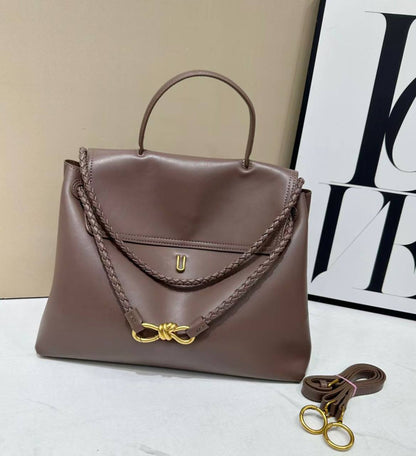 BOTTEGA 
HIGH QUALITY 
100 dhs✅
SIZE: 35cm

Zain39
♥️♥️♥️
