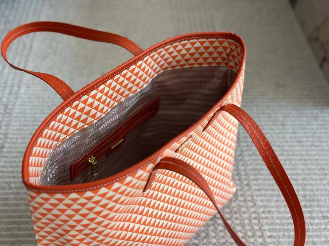 Tote Bags
100 dhs🇦🇪🇦🇪 
high quality  42cmcm

Zain26
♥️♥️♥️