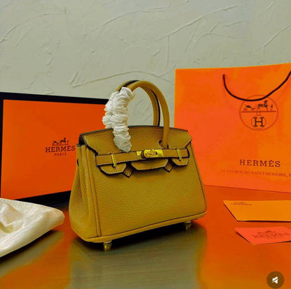 HERMES BIRKIN 

SMALL SIZE 
GOOD QUALITY 
WITH BOX 
🎁🎁🎁

100 dhs🪙💕

Zain39
♥️♥️♥️