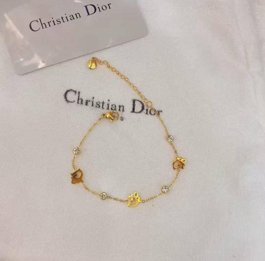 *Stainless steel ❤️‍🔥*
Mix items 🌸
Non tarnish 💯
With black boxes 🗃️ 
20 dhs💓
With normal boxes 📦 
And paper bag🛍️
30 dhs💓

Zain216
♥️♥️♥️