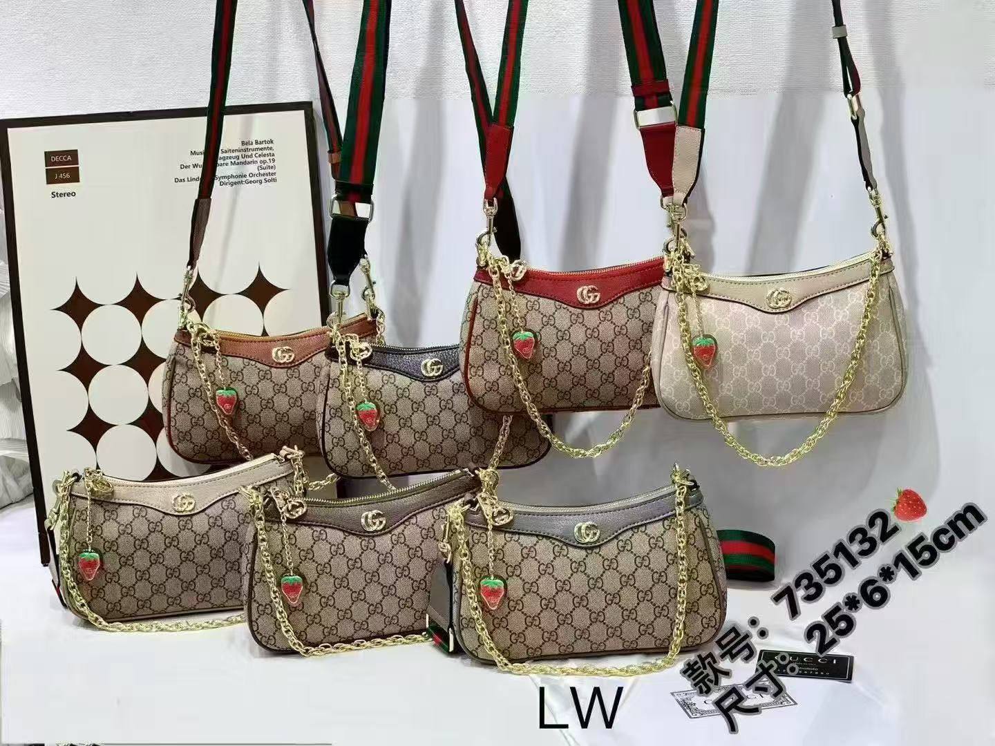 Gucci

with box
🎁🎁🎁

100 dhs🪙🌨️

Zain143
♥️♥️♥️