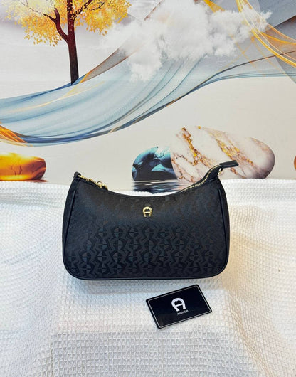 Aigner
Best quality with box’s 
95 dhs✅
size 24 CM

Zain290
♥️♥️♥️